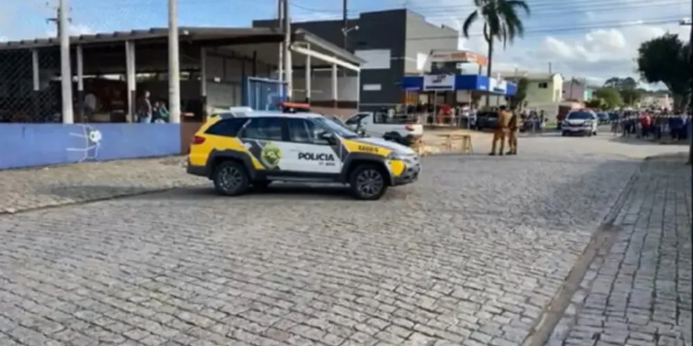 Segundo testemunhas, os suspeitos desceram de um carro com um fuzil e atiraram na vítima.