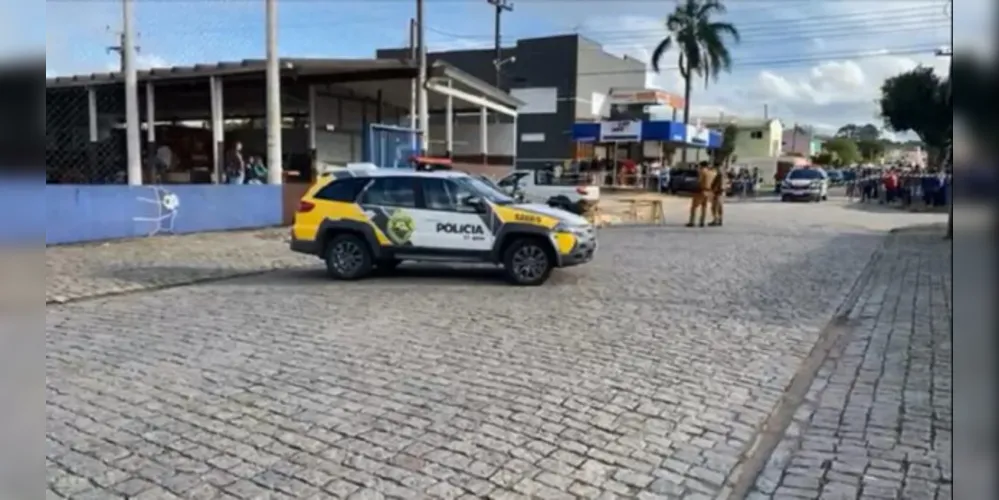 Segundo testemunhas, os suspeitos desceram de um carro com um fuzil e atiraram na vítima.