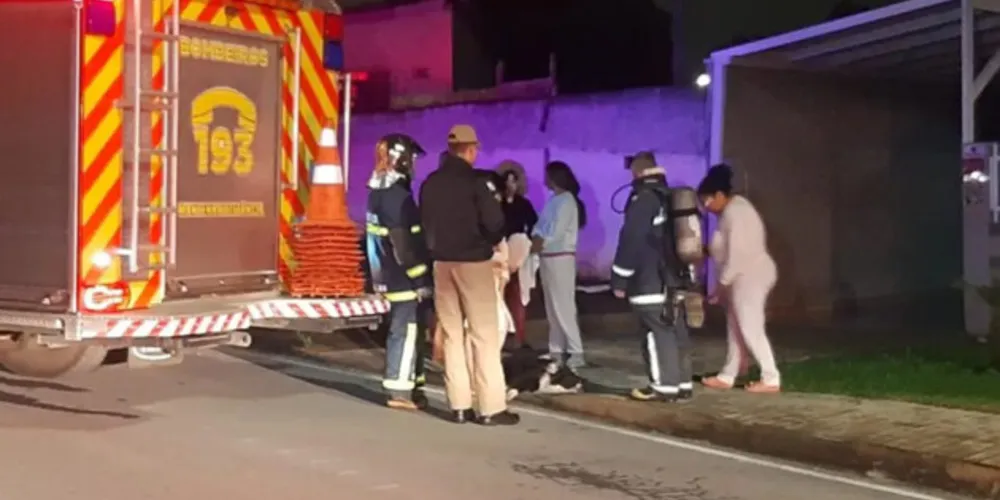 O fogo foi controlado pelos próprios moradores com mangueiras de jardim.