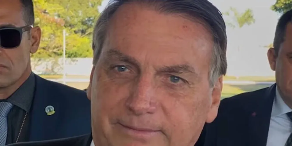 Em seu cercadinho, o presidente atacou governadores e ministros