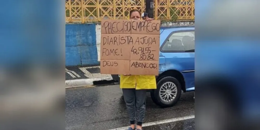 Jessica Viechnieski Alves dos Santos, 26 anos, portava um cartaz com os dizeres “preciso de emprego de diarista. Ajuda, fome!”
