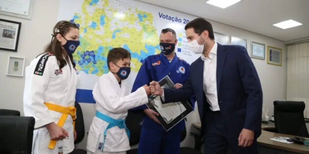 Foco do projeto "Leões do Tatame" é levar o esporte para jovens da rede pública de ensino