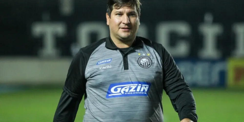 O treinador do Fantasma também é o mais novo, entre as Séries A e B do Campeonato Brasileiro, com 34 anos.