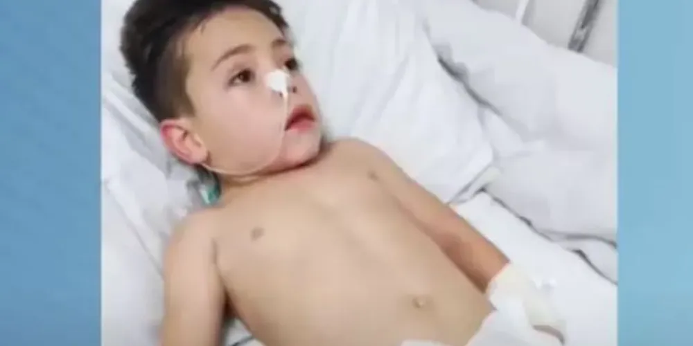 Menino de 4 anos perde a voz e os movimentos após se afogar com remédio 