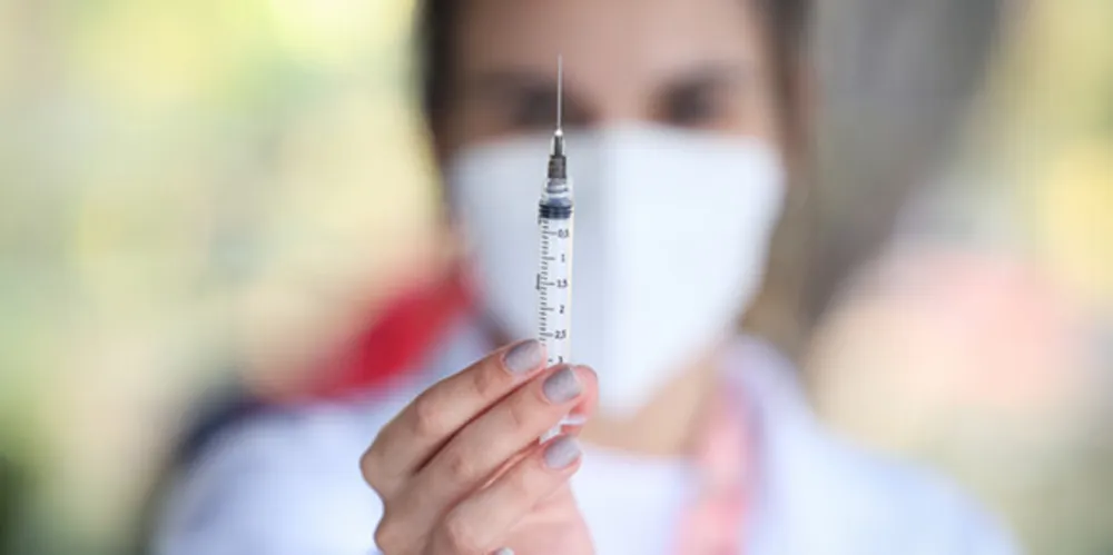 Queda na média de mortes é simultânea ao avanço da vacinação; 77% da população adulta está vacinada com a primeira dose da vacina.