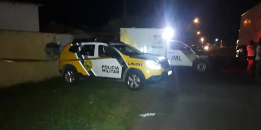 Mulher é encontrada morta no sofá de casa, principal suspeito é o marido da vítima.