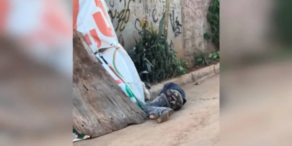 Segundo os policiais que estiveram no local, a cabeça da vítima foi esfacelada em razão da força das pancadas.