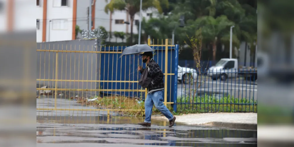 Média é batida pela 2ª vez no ano. Precipitação acumulada ao longo de outubro em dez cidades de diferentes regiões do Estado foi 3.006,8 milímetros (mm), ante uma expectativa de 1.892 mm. Ou seja, cerca de 59% acima do esperado para o período.