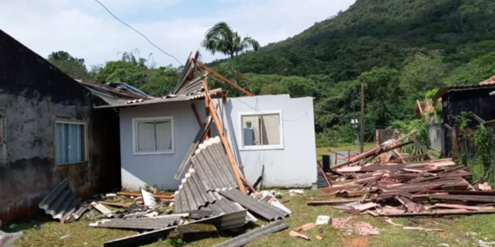 As equipes do Corpo de Bombeiros e das Defesas Civis Municipais realizaram os atendimentos iniciais com a distribuição de lonas, corte de árvores para liberação de vias e segurança de edificações.
