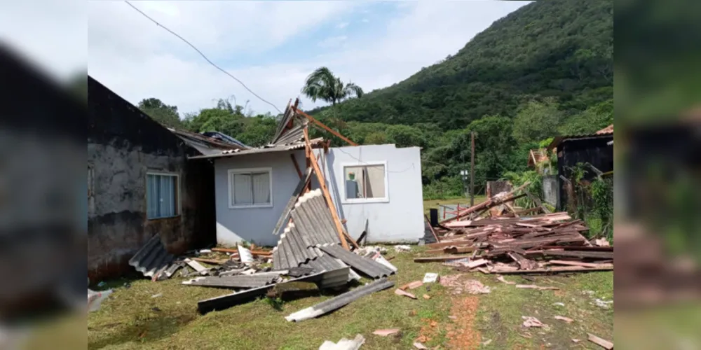 As equipes do Corpo de Bombeiros e das Defesas Civis Municipais realizaram os atendimentos iniciais com a distribuição de lonas, corte de árvores para liberação de vias e segurança de edificações.