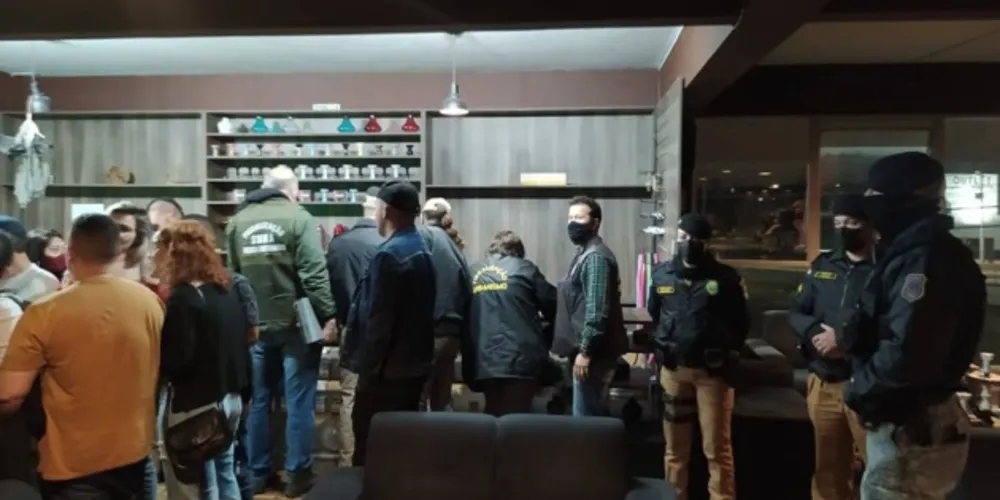 Ao todo, os agentes municipais e policiais militares abordaram 21 pontos comerciais. Foram retirados de circulação 51 maços de cigarros, 40 essências de narguilé e três garrafas de bebidas alcoólicas. 