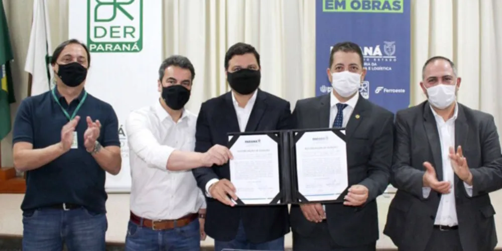 Caminhões basculantes, motoniveladoras e rolos compactadores são alguns dos veículos e equipamentos que estavam armazenados no DER e agora passam para os municípios.