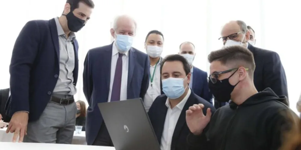 Programa oferta um curso online completo de inglês dividido em 16 níveis de proficiência, do básico ao avançado, para 420 mil alunos do 6º ano do ensino fundamental até o 3º ano do ensino médio e, também, para mais de 4 mil professores.