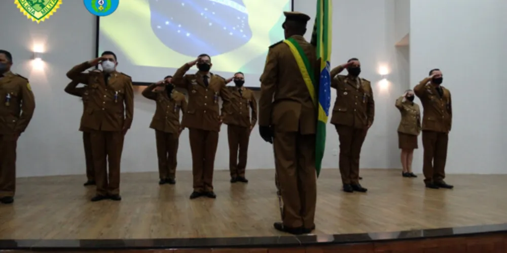No auditório da UniCesumar, em Ponta Grossa, estiveram presentes autoridades civis e militares, as quais prestigiaram a entrega de moedas e medalhas comemorativas do Comando Regional