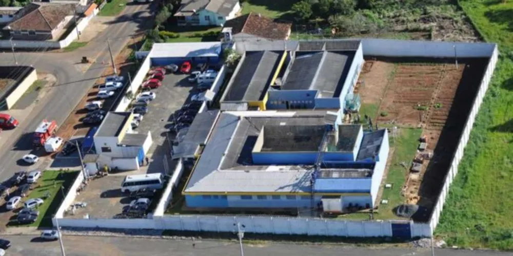 Os dois jovens tentaram fugir, mas foram contidos pela equipe policial