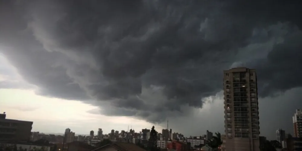Em Ponta Grossa, as temperaturas tiveram uma queda nesta quinta com o avanço da frente fria. 