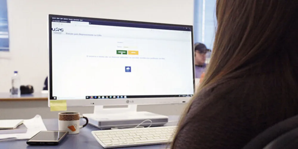 A promoção de cursos de idiomas voltados à comunidade acadêmica