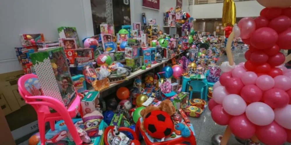 Quem ainda não fez doação de brinquedos para a campanha Paraná Piá tem até segunda-feira (5) para contribuir e ajudar a levar alegria a crianças que estão em tratamento de saúde no Estado. A arrecadação teve início no dia 9 de setembro e já contou com a participação de servidores de diversas secretarias do Estado e também de pessoas e empresas de fora do governo.