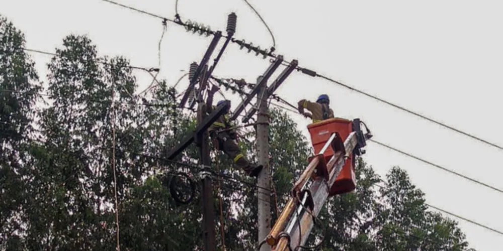 Equipes de emergência, manutenção e obras da Copel seguem trabalhando para recompor as redes elétricas danificadas pelo temporal.  