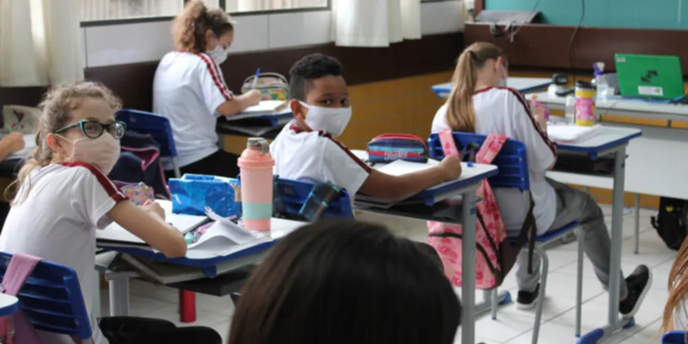Acontece a partir de segunda-feira (8) até 10 de dezembro a aplicação do Saeb 2021 (Sistema de Avaliação da Educação Básica), um conjunto de testes que têm o objetivo de realizar um diagnóstico da educação básica brasileira, incluindo escolas públicas e privadas.