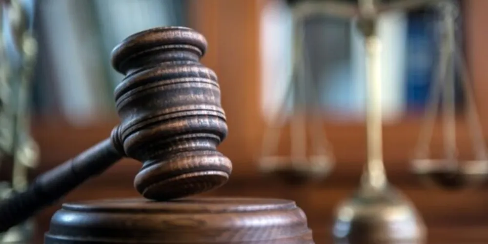 Em princípio, a condição de que o advogado esteja adimplente para exercer seu direito de voto é uma imposição que se sustenta