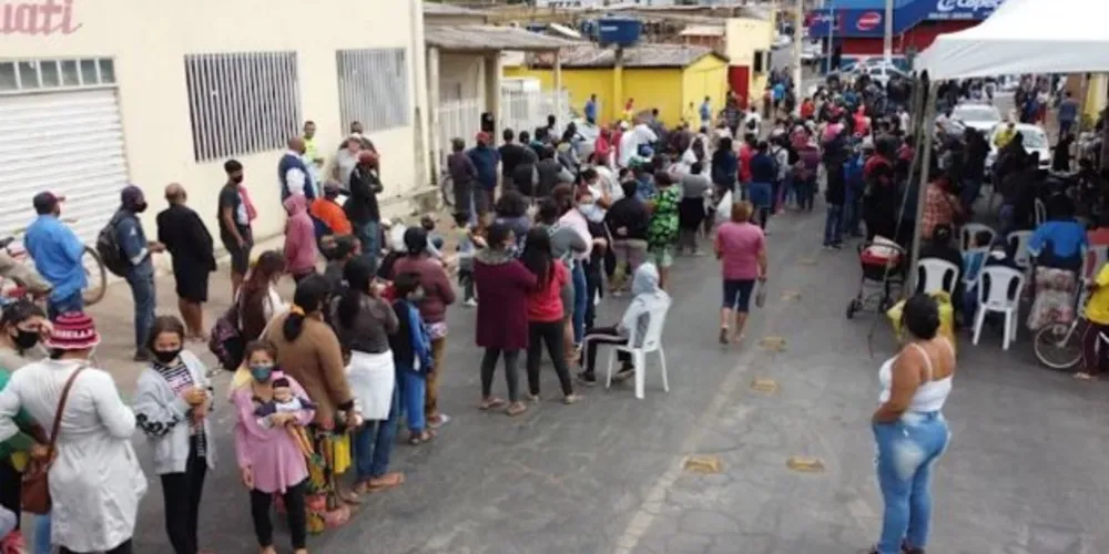 Imagem ilustrativa da imagem Pessoas fazem fila para ganhar osso de boi em açougue