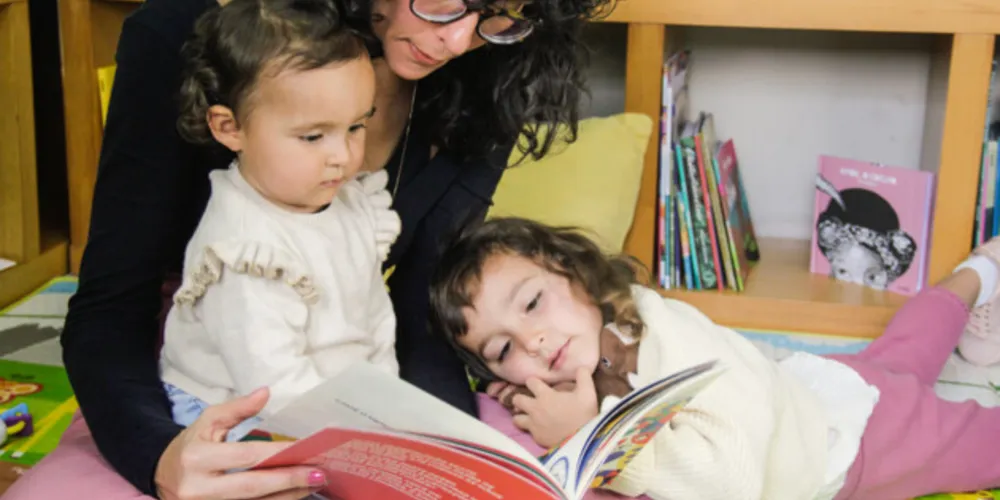 Pais revelam ter memórias afetivas de quando eram crianças no momento em que estão lendo com seus filhos.