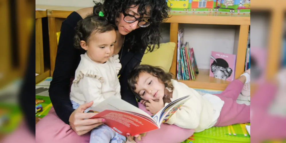 Pais revelam ter memórias afetivas de quando eram crianças no momento em que estão lendo com seus filhos.