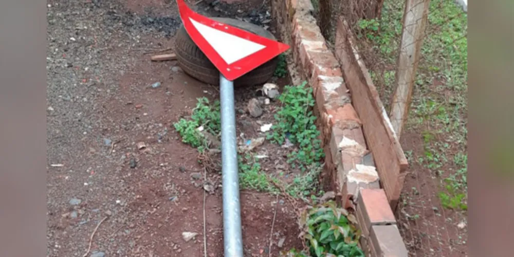 Placa estava no quintal de uma residência. Dono do imóvel alegou ter cometido o furto com amigos