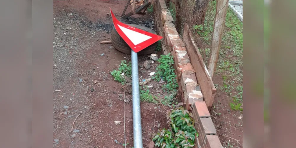 Placa estava no quintal de uma residência. Dono do imóvel alegou ter cometido o furto com amigos