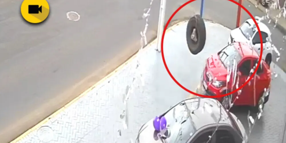 Imagem ilustrativa da imagem Em PG, pneu solta, atinge carro e gera prejuízo em revenda