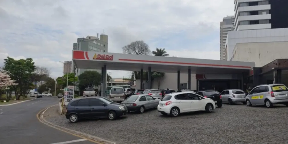 A preocupação com a possibilidade da falta de gasolina levou motoristas a formarem filas nos postos da cidade.