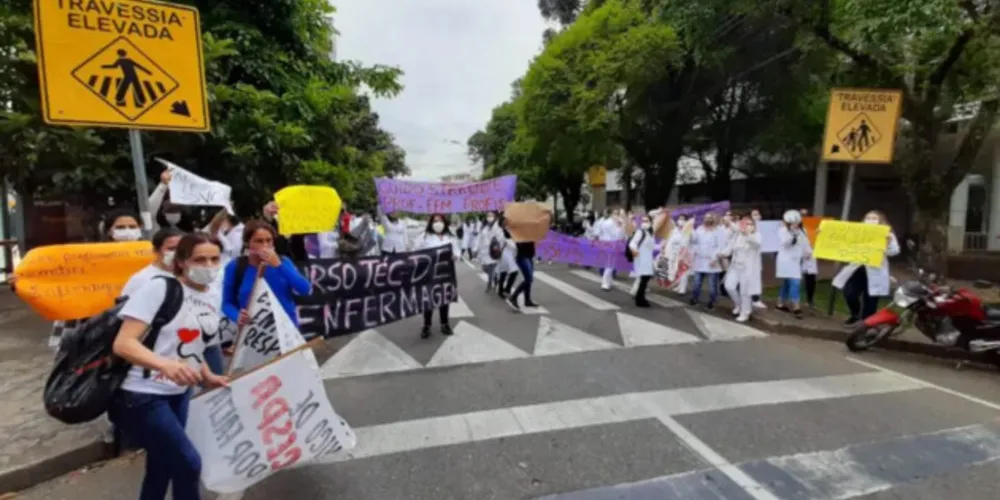 Os manifestantes protestam contra a falta de professores em dois colégios estaduais e a falta de pagamento aos docentes.
