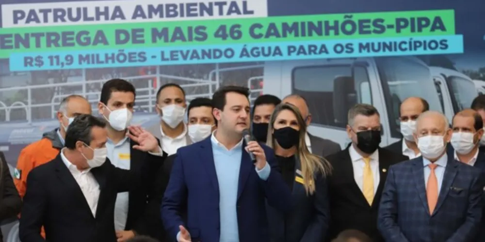 Imagem ilustrativa da imagem Ratinho Junior entrega caminhões-pipa para 46 cidades do Paraná