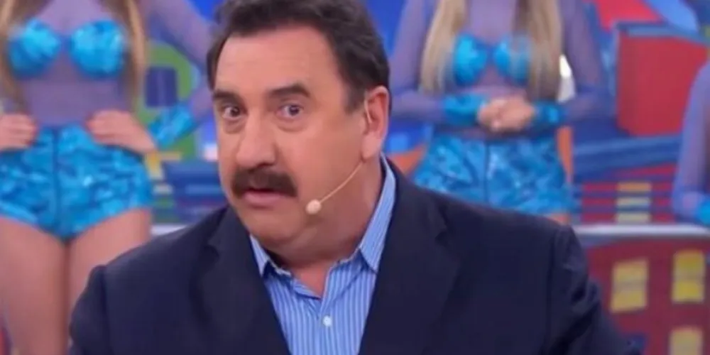 O 'artista' ganhou mais de 3 mil reais por descascar uma banana de modo muito inusitado