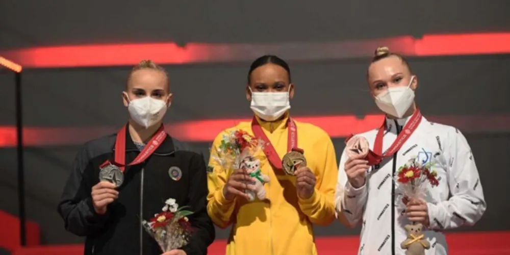 A ginasta, de 22 anos, sobrou no salto sobre a mesa 