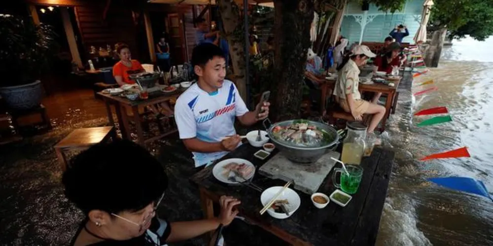 Estabelecimento da Tailândia aposta que refeição boa é aquela que escapa da movimentação do rio, após a passagem de navios