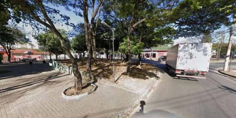 Motociclista tentou fugir da polícia e esconder placa do veículo com os pés