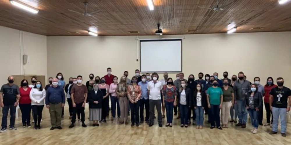 Equipe diocesana com os seis representantes de Teixeira Soares, nove de Fernandes Pinheiro e 23 de Irati