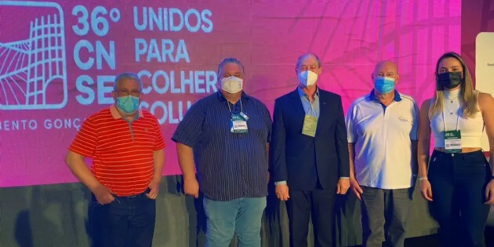 O presidente foi acompanhado a Bento Gonçalves dos diretores Gilberto Chrestani, Gelson Wiecheteck, Patricia Ap. Loureiro, Josielly Guimarães e Rita C. Chrestani.