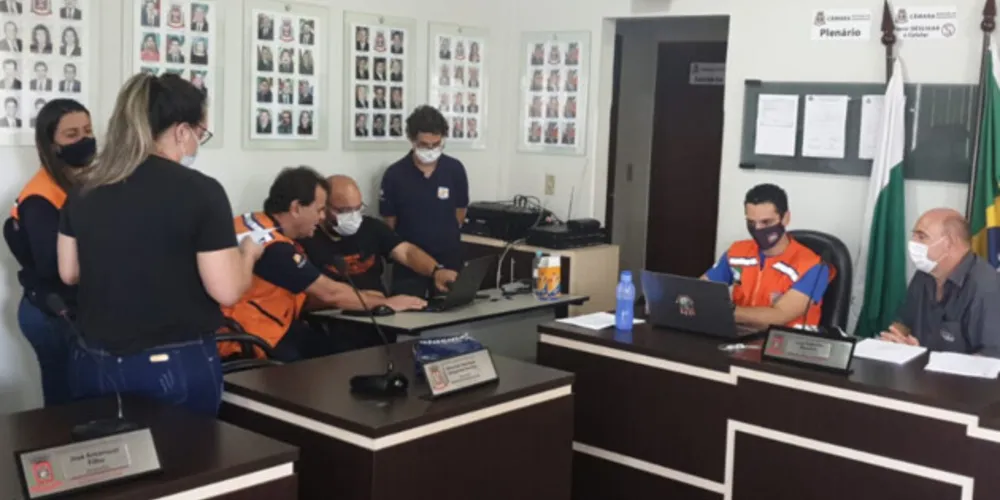 Integrantes da Defesa Civil Estadual e da Secretaria Nacional de Proteção e Defesa Civil visitaram municípios do Oeste e Noroeste do Estado nesta terça (26) e quarta-feira (27) para acompanhar a entrega de lonas, colchões e telhas