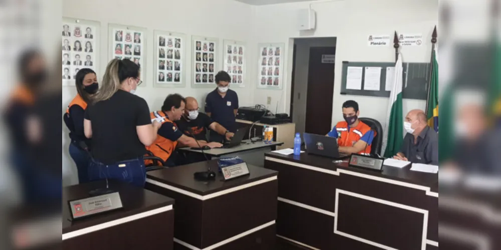 Integrantes da Defesa Civil Estadual e da Secretaria Nacional de Proteção e Defesa Civil visitaram municípios do Oeste e Noroeste do Estado nesta terça (26) e quarta-feira (27) para acompanhar a entrega de lonas, colchões e telhas