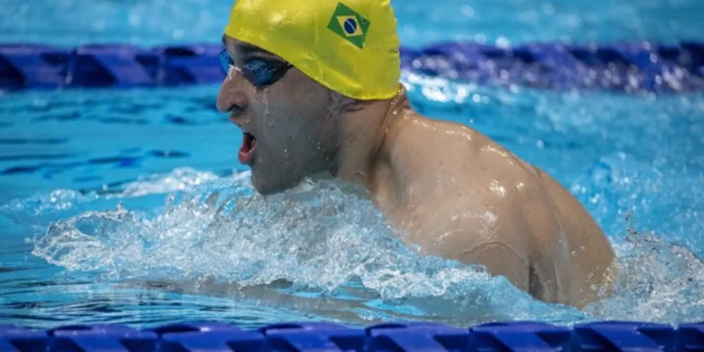 Triunfo obtido com a equipe brasileira de natação resultou na primeira medalha paralímpica do nadador de 27 anos