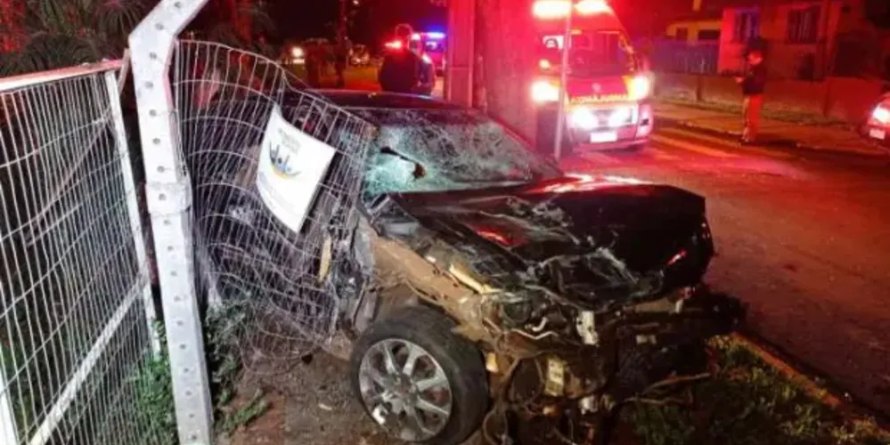 O casal estava na calçada quando o suspeito acelerou o carro e atingiu os dois.