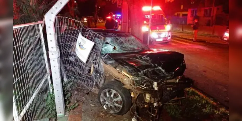 O casal estava na calçada quando o suspeito acelerou o carro e atingiu os dois.