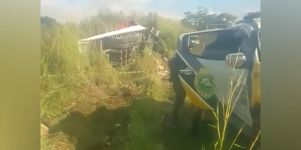 Segundo a PRE, populares que passavam pela rodovia saquearam uma parte da carga