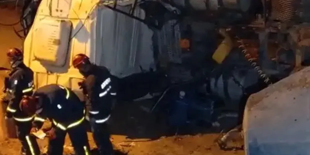 O motorista não usava cinto de segurança e teve o corpo jogado para baixo da cabine do caminhão.