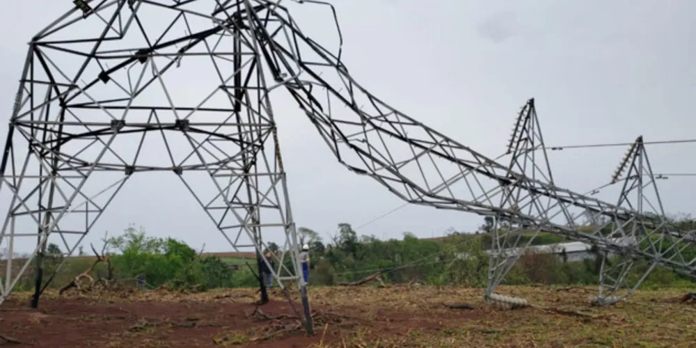 Copel e Sanepar trabalham para restabelecer luz e água em municípios atingidos por temporal.