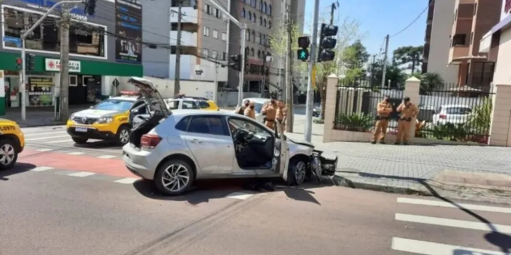 Veículo roubado colidiu contra um poste
