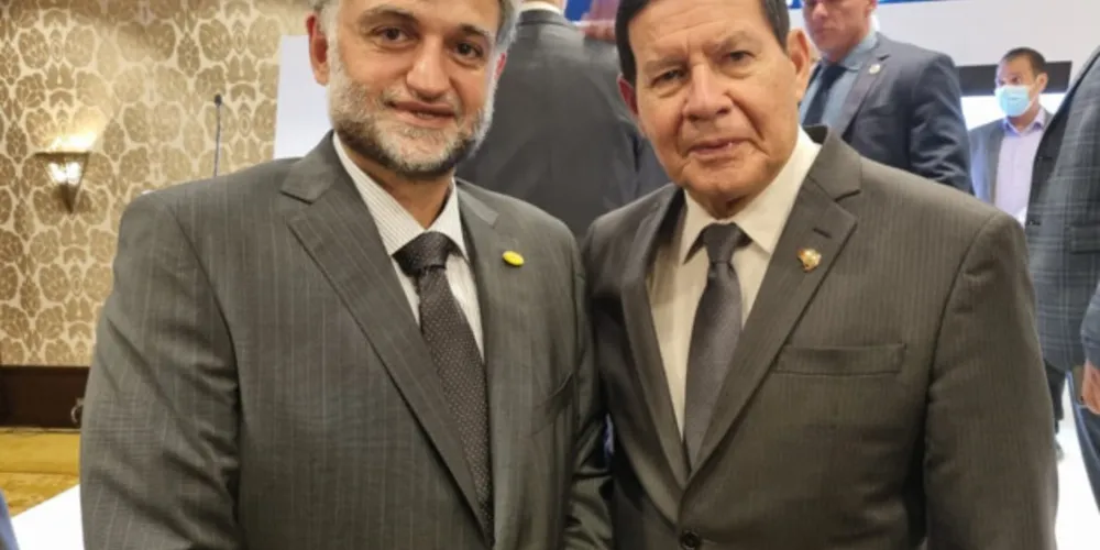 Ali Saifi, CEO da Cdial Halal, com o vice-presidente da República, Hamilton Mourão